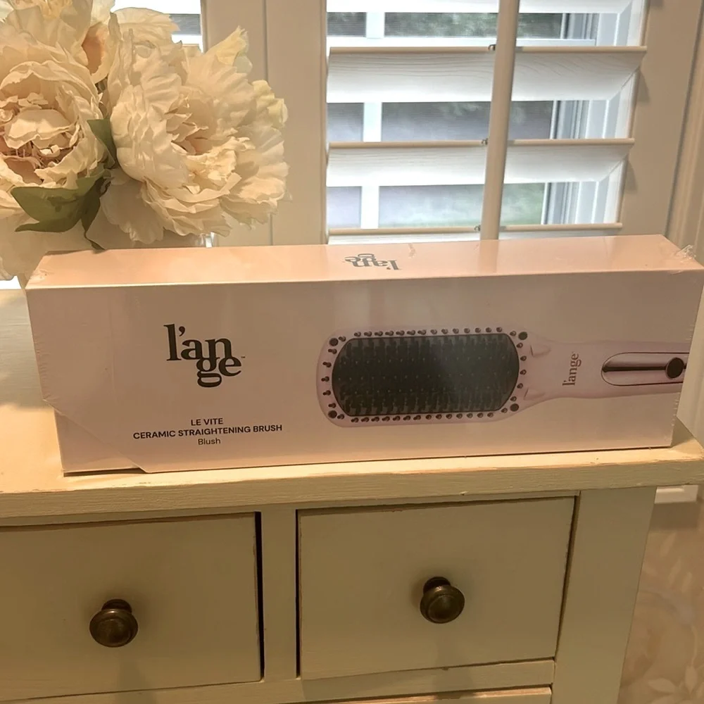 L’ange Le Vite Ceramic Straightening Brush in Blush.NWB